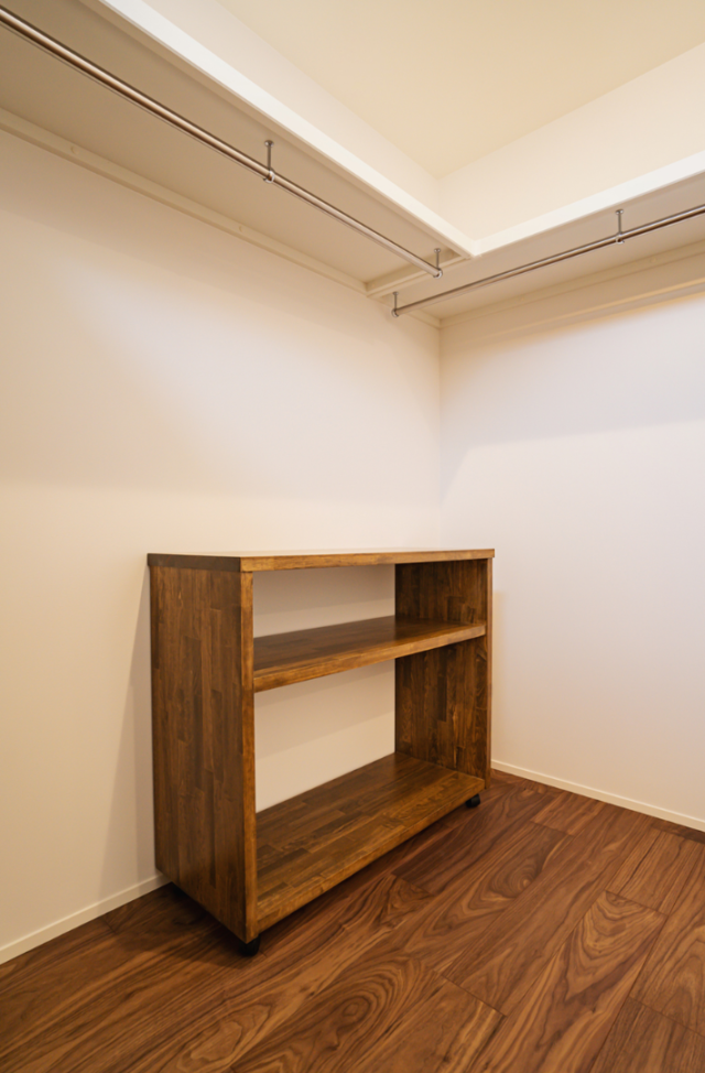 深い緑のクロスと造作収納の意匠美がLDKの主役を飾るモダンな2階建て - ファンライフ - WIC