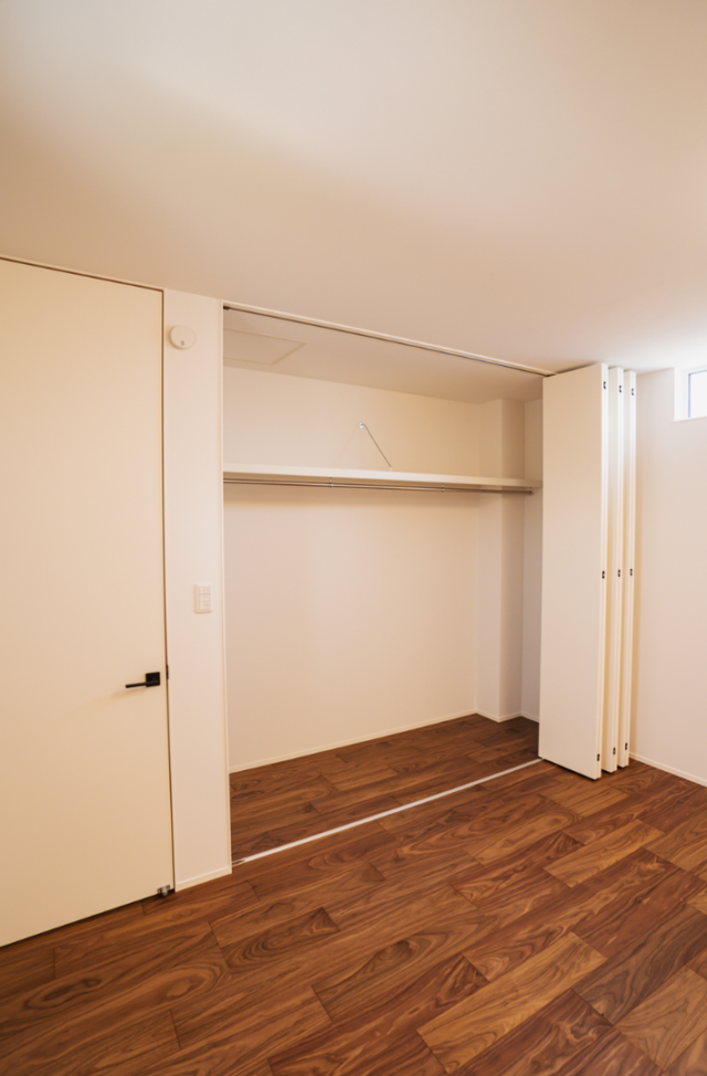 深い緑のクロスと造作収納の意匠美がLDKの主役を飾るモダンな2階建て - ファンライフ - 寝室