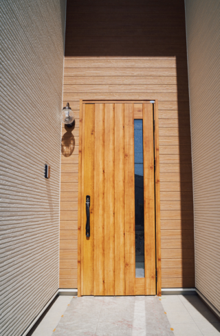 4つのキューブが魅せる立体的な外観と木の温もりに包まれるナチュラルな2階建て - ファンライフ - 玄関外観