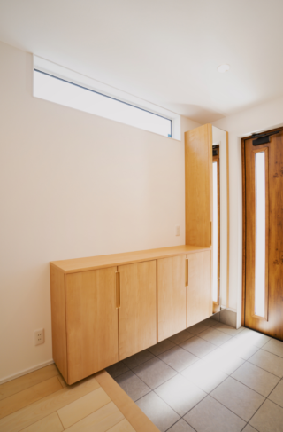 4つのキューブが魅せる立体的な外観と木の温もりに包まれるナチュラルな2階建て - ファンライフ - 玄関