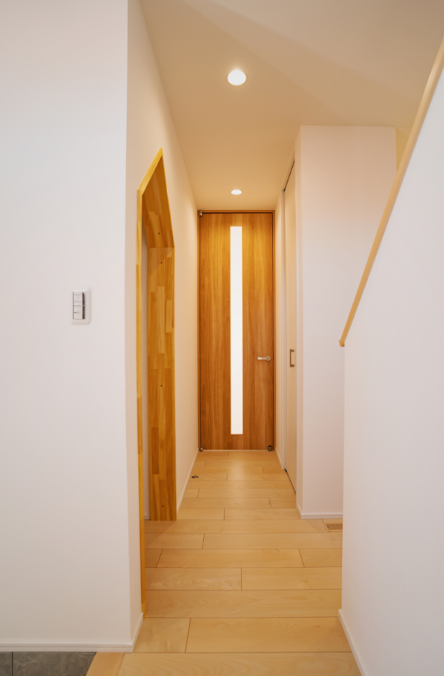 4つのキューブが魅せる立体的な外観と木の温もりに包まれるナチュラルな2階建て - ファンライフ - 1階廊下
