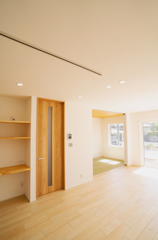 4つのキューブが魅せる立体的な外観と木の温もりに包まれるナチュラルな2階建て - ファンライフ - LDK・和室