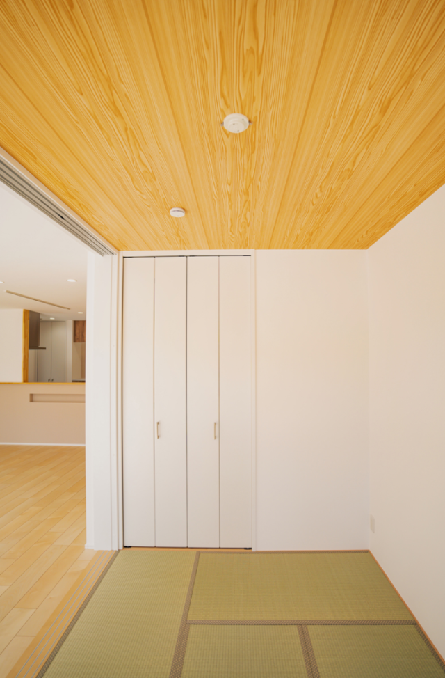 4つのキューブが魅せる立体的な外観と木の温もりに包まれるナチュラルな2階建て - ファンライフ - 和室