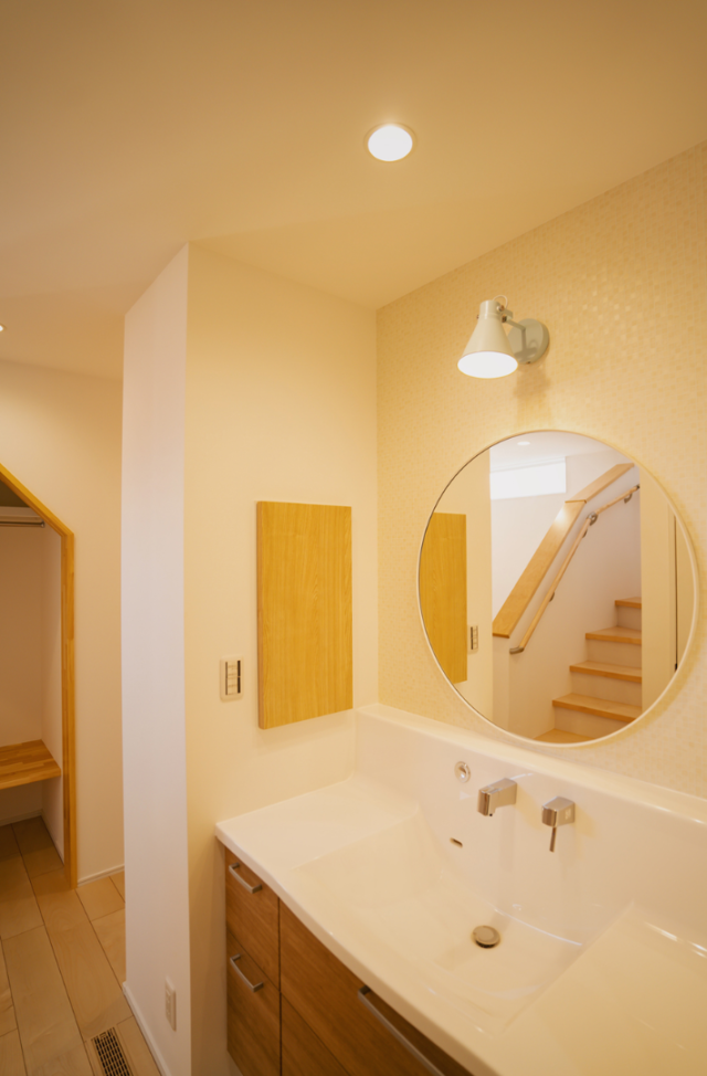 4つのキューブが魅せる立体的な外観と木の温もりに包まれるナチュラルな2階建て - ファンライフ - 洗面スペース