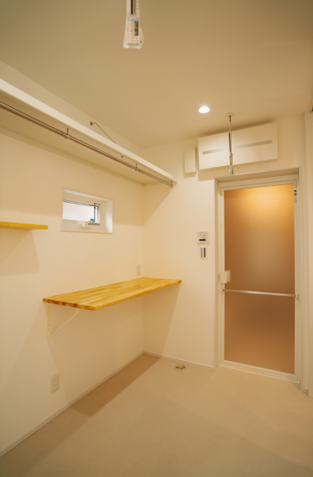 4つのキューブが魅せる立体的な外観と木の温もりに包まれるナチュラルな2階建て - ファンライフ - 脱衣室