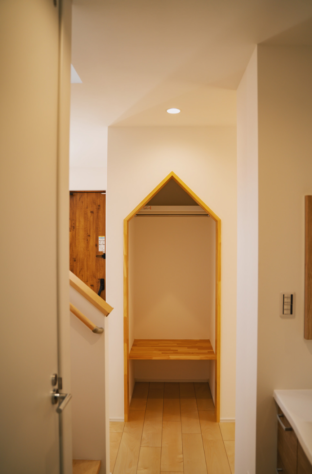 4つのキューブが魅せる立体的な外観と木の温もりに包まれるナチュラルな2階建て - ファンライフ - 収納