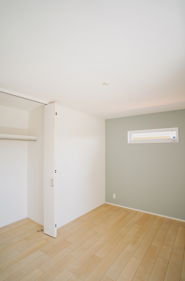 4つのキューブが魅せる立体的な外観と木の温もりに包まれるナチュラルな2階建て - ファンライフ - 洋室