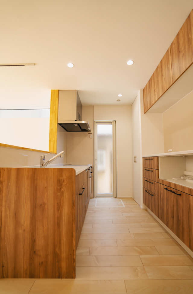 4つのキューブが魅せる立体的な外観と木の温もりに包まれるナチュラルな2階建て - ファンライフ - キッチン