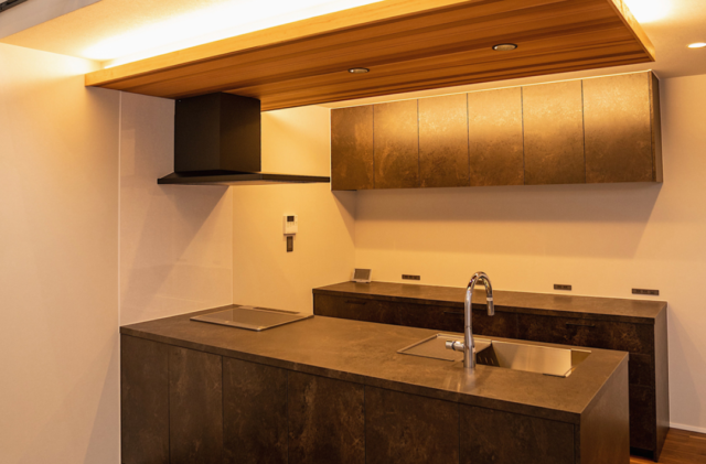 間接照明の意匠美と吹き抜けが演出する光あふれる大人モダンな2階建て - ファンライフ - キッチン