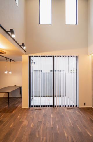 間接照明の意匠美と吹き抜けが演出する光あふれる大人モダンな2階建て - ファンライフ - 吹き抜け