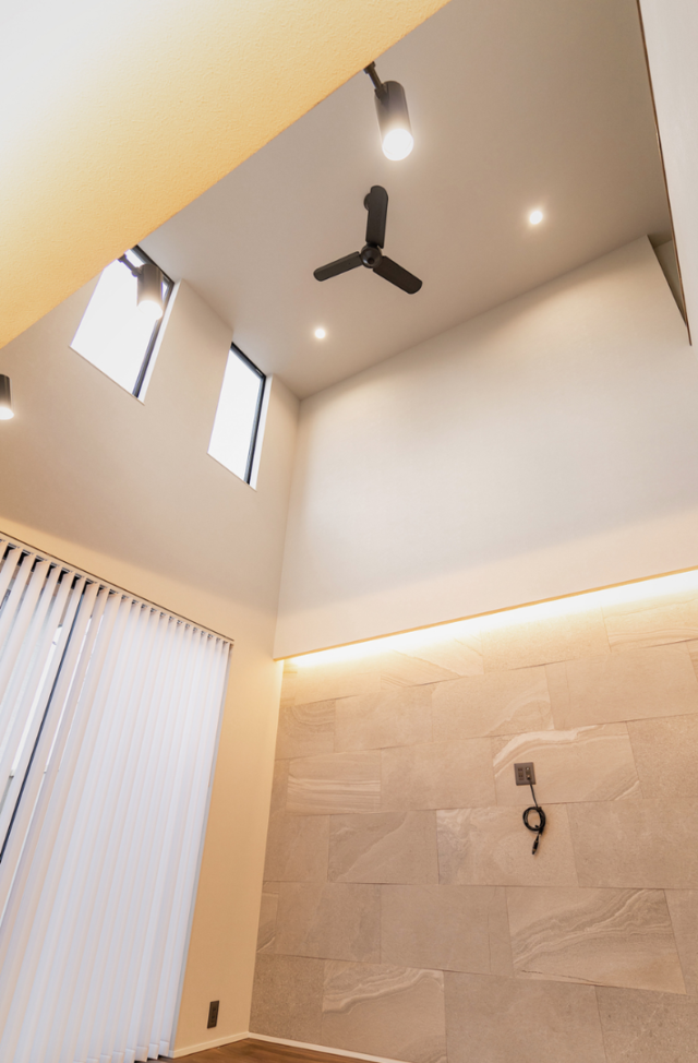 間接照明の意匠美と吹き抜けが演出する光あふれる大人モダンな2階建て - ファンライフ - リビング