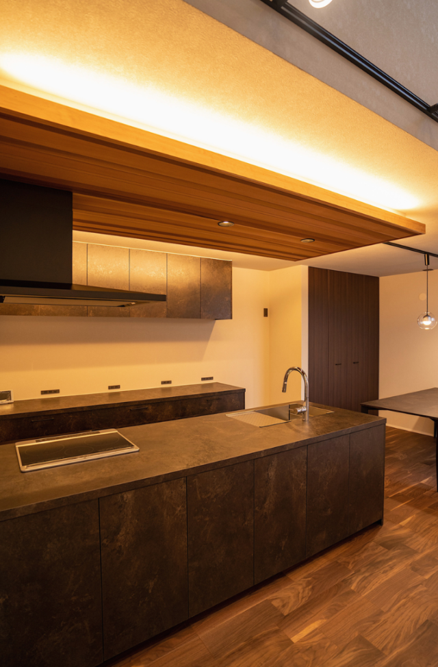 間接照明の意匠美と吹き抜けが演出する光あふれる大人モダンな2階建て - ファンライフ - キッチン