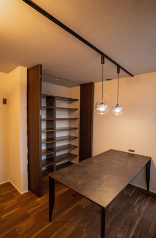 間接照明の意匠美と吹き抜けが演出する光あふれる大人モダンな2階建て - ファンライフ - ダイニング