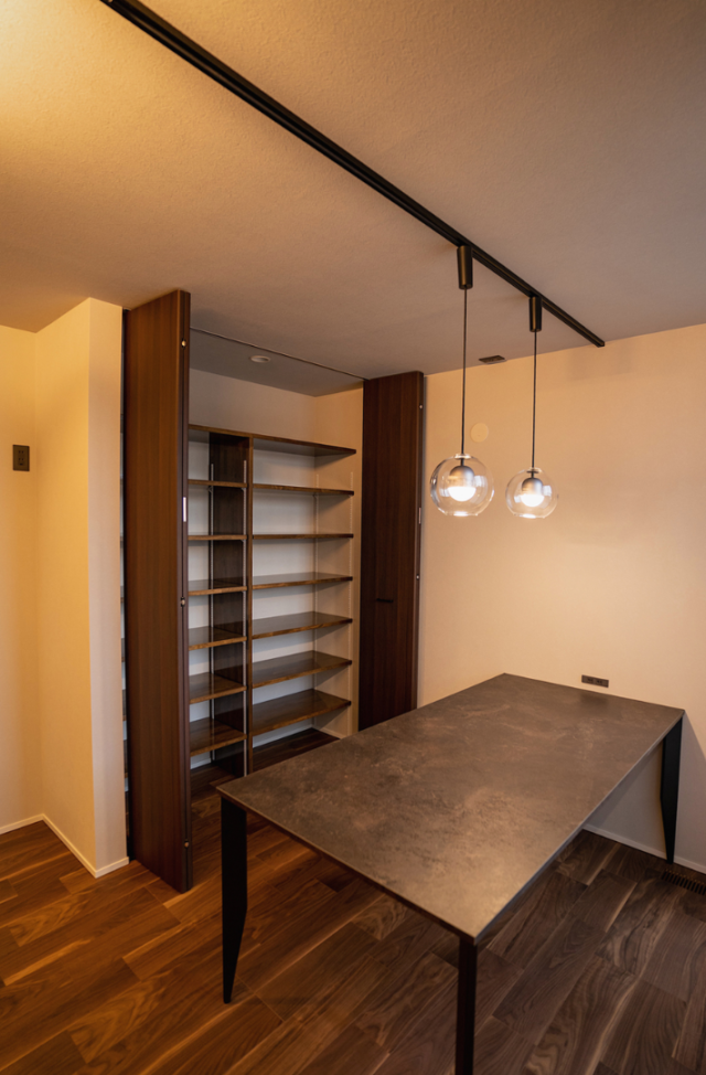 間接照明の意匠美と吹き抜けが演出する光あふれる大人モダンな2階建て - ファンライフ - ダイニング