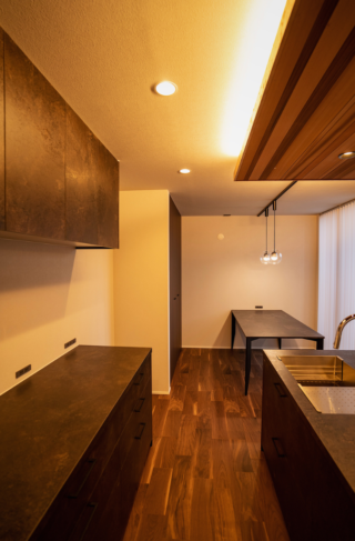 間接照明の意匠美と吹き抜けが演出する光あふれる大人モダンな2階建て - ファンライフ - キッチン・ダイニング