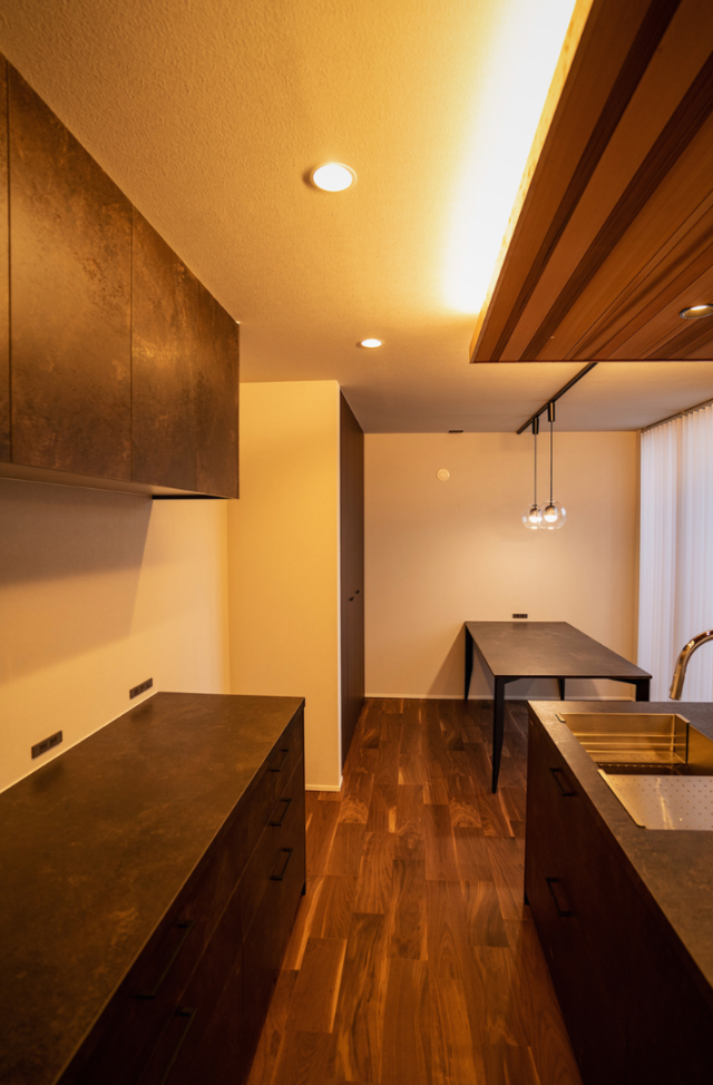 間接照明の意匠美と吹き抜けが演出する光あふれる大人モダンな2階建て - ファンライフ - キッチン・ダイニング