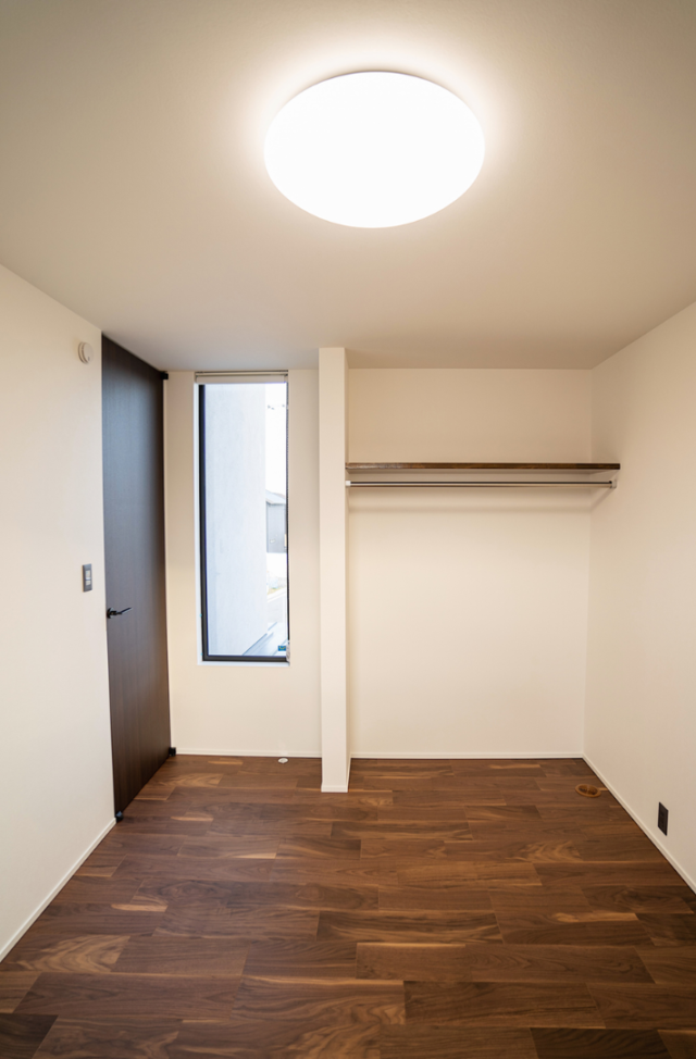 間接照明の意匠美と吹き抜けが演出する光あふれる大人モダンな2階建て - ファンライフ - 洋室