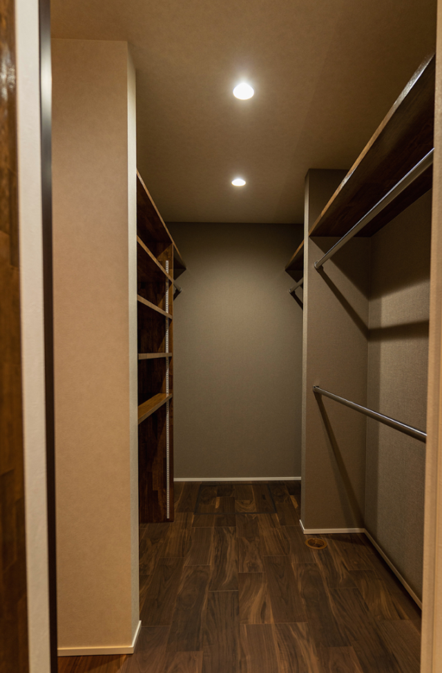 間接照明の意匠美と吹き抜けが演出する光あふれる大人モダンな2階建て - ファンライフ - 洋室WICと