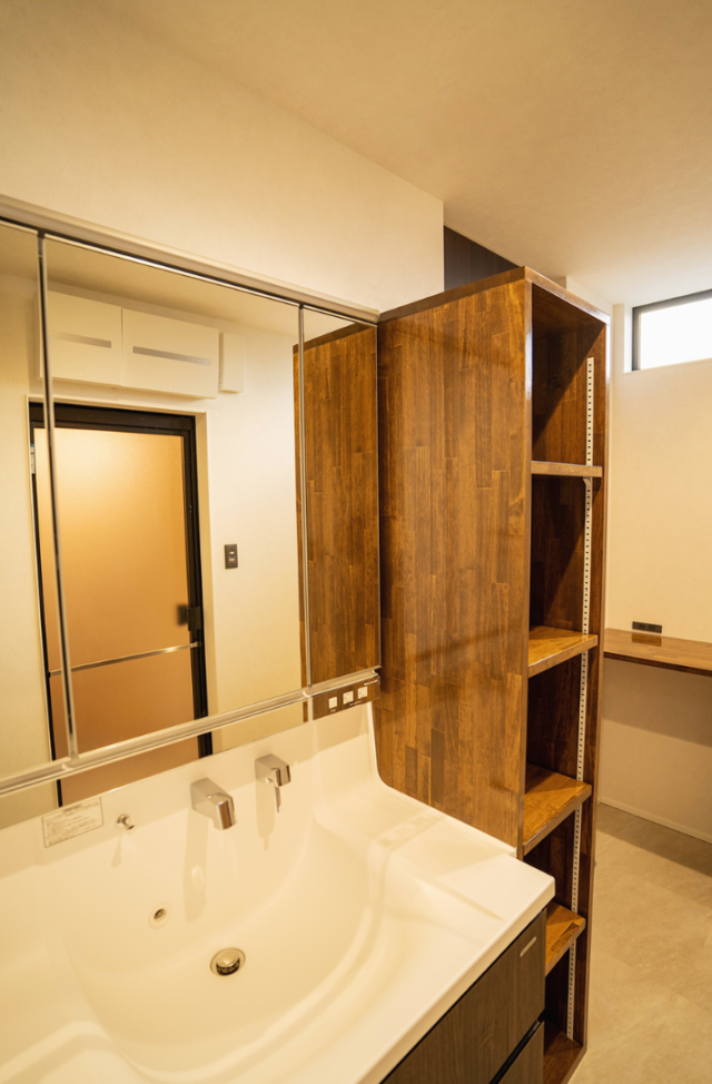 間接照明の意匠美と吹き抜けが演出する光あふれる大人モダンな2階建て - ファンライフ - 洗面スペース