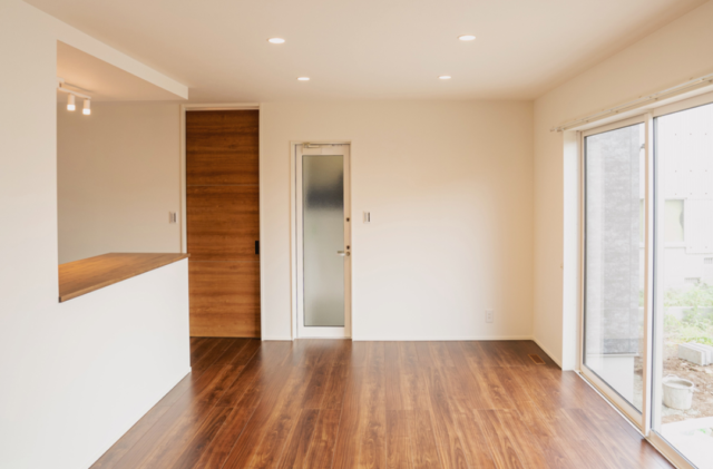 グレーのシックな外装に木目が映える重厚な玄関と開放的なLDKが響き合う2階建て - ファンライフ - LDK