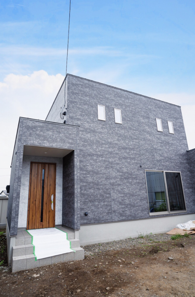 グレーのシックな外装に木目が映える重厚な玄関と開放的なLDKが響き合う2階建て - ファンライフ - 外観