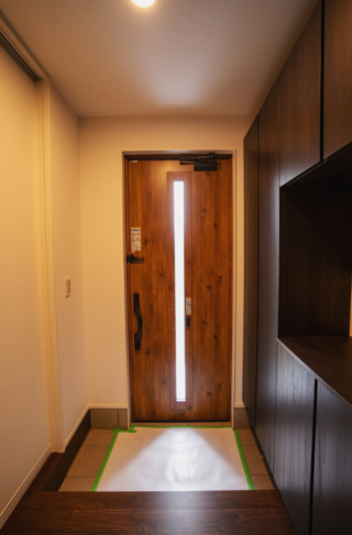 グレーのシックな外装に木目が映える重厚な玄関と開放的なLDKが響き合う2階建て - ファンライフ - 玄関