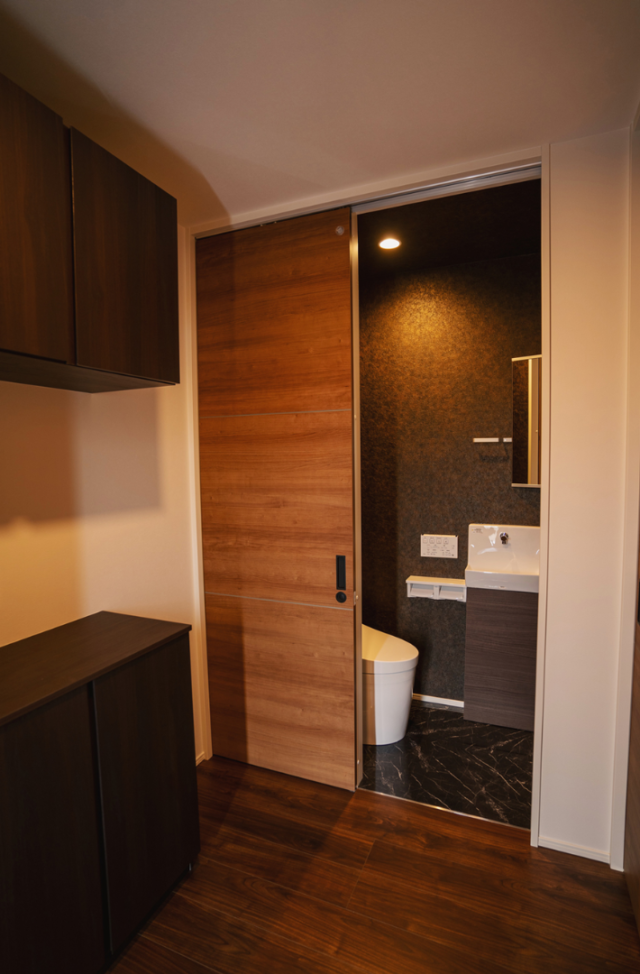 グレーのシックな外装に木目が映える重厚な玄関と開放的なLDKが響き合う2階建て - ファンライフ - トイレ