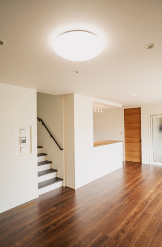 グレーのシックな外装に木目が映える重厚な玄関と開放的なLDKが響き合う2階建て - ファンライフ - 階段・LDK