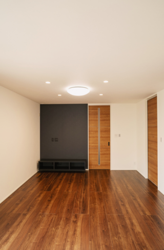 グレーのシックな外装に木目が映える重厚な玄関と開放的なLDKが響き合う2階建て - ファンライフ - リビング