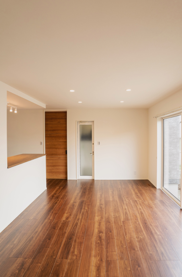 グレーのシックな外装に木目が映える重厚な玄関と開放的なLDKが響き合う2階建て - ファンライフ - LDK