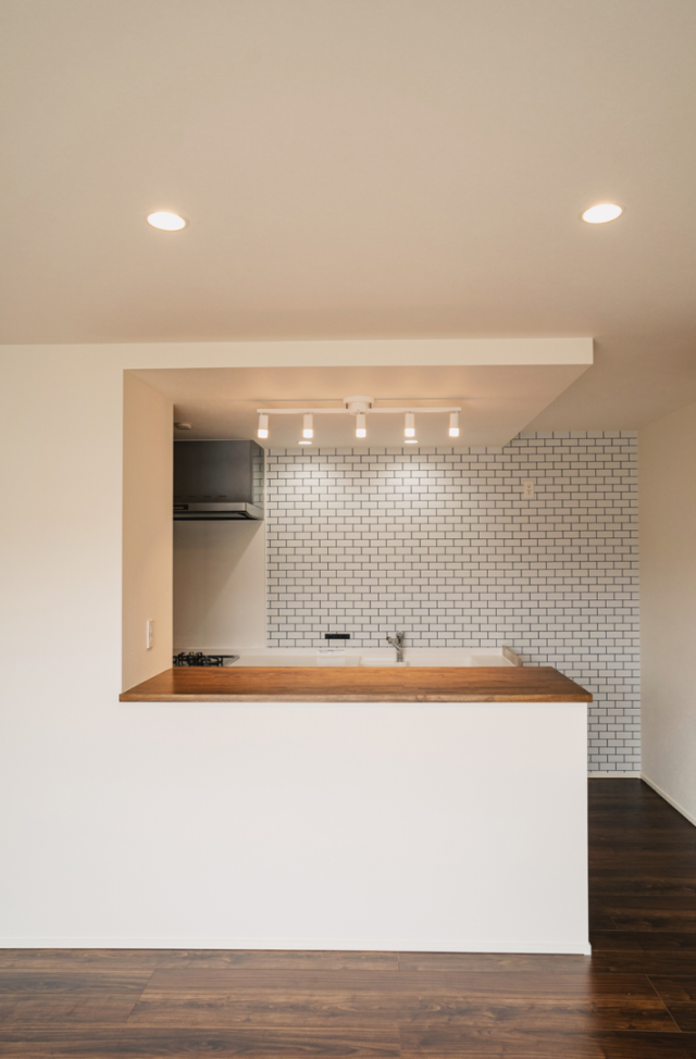 グレーのシックな外装に木目が映える重厚な玄関と開放的なLDKが響き合う2階建て - ファンライフ - キッチン正面