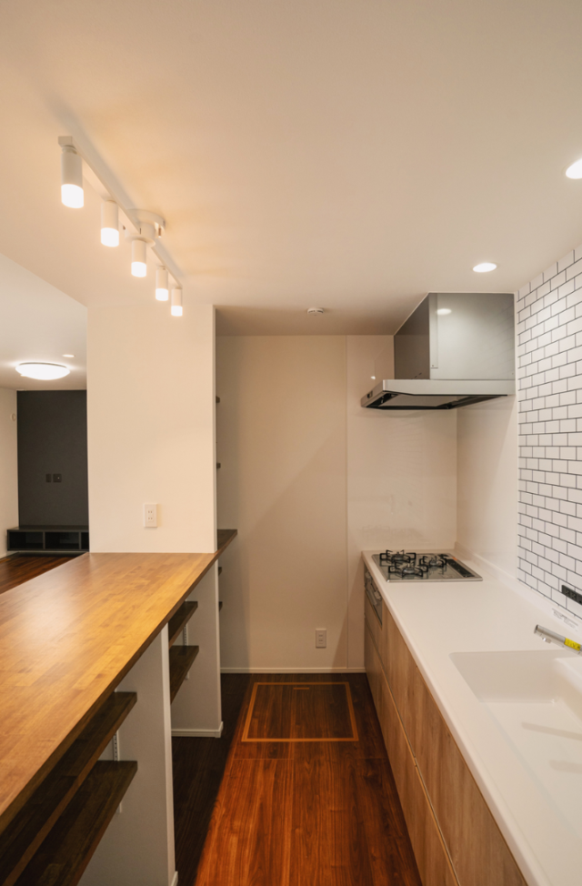 グレーのシックな外装に木目が映える重厚な玄関と開放的なLDKが響き合う2階建て - ファンライフ - キッチン