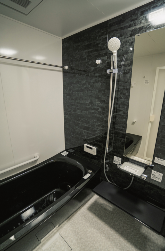 グレーのシックな外装に木目が映える重厚な玄関と開放的なLDKが響き合う2階建て - ファンライフ - 浴室