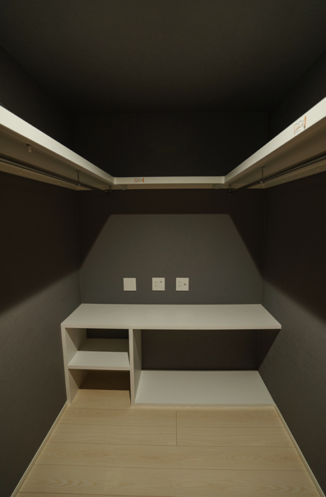 グレーのシックな外装に木目が映える重厚な玄関と開放的なLDKが響き合う2階建て - ファンライフ - WIC