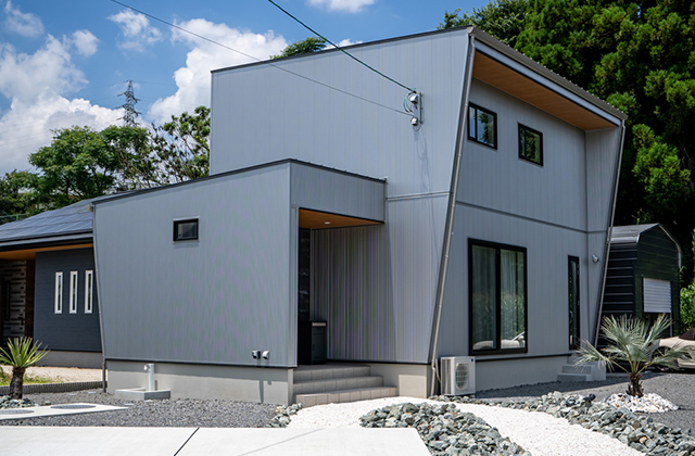 スタイリッシュなメタリックシルバーの2階建てネオ・アメリカンハウス - ファンライフ