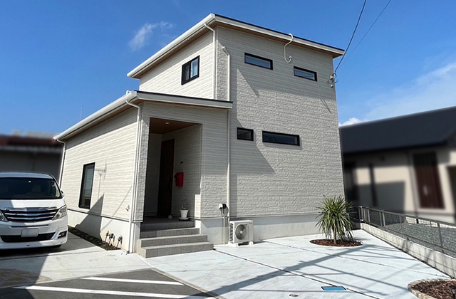 カフェ風キッチンとモダンな和室が共存するリゾート風2階建てZEH住宅