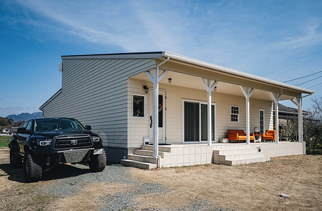 カバードポーチと大きなビルトインガレージを完備した理想の住まい