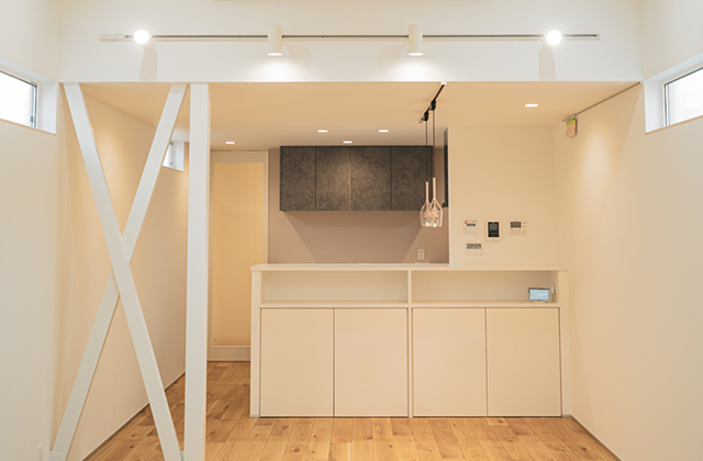 インナーガレージと22帖LDKの土地の個性を活かした2階建て