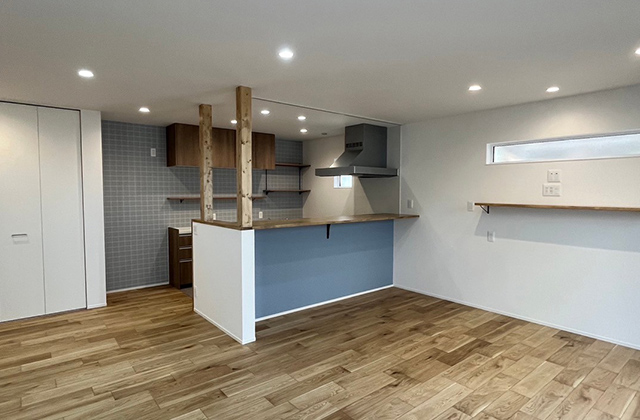 心地よいナラの床と造作の美しさが調和する2階建てZEH住宅