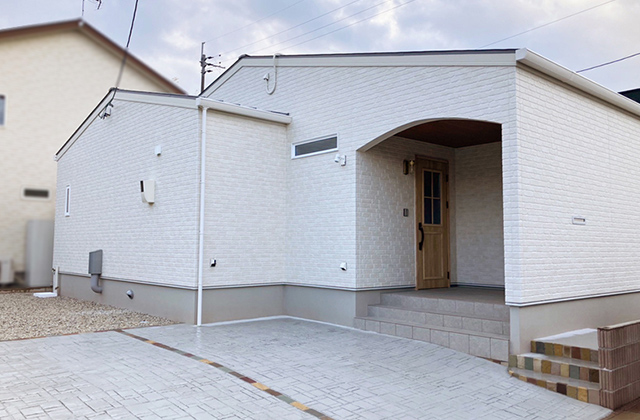 気品あるアーチが彩る広々ポーチの北欧モダン平屋