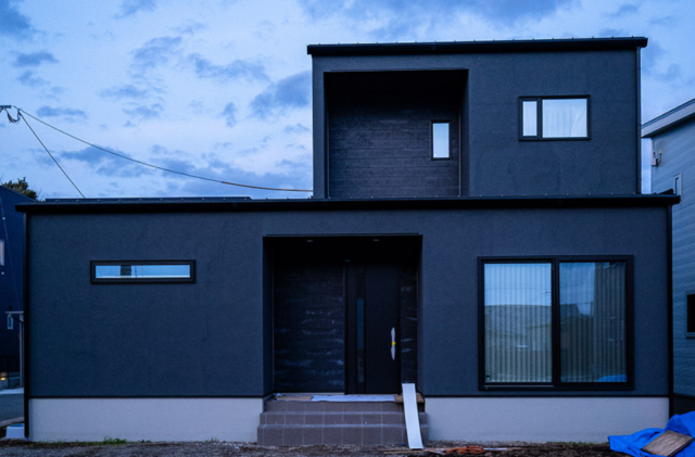 2つの大容量WICによる豊富な収納と重厚感ある佇まいが調和する2階建て - ファンライフ - 外観