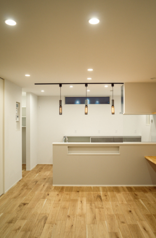 2つの大容量WICによる豊富な収納と重厚感ある佇まいが調和する2階建て - ファンライフ - LDK