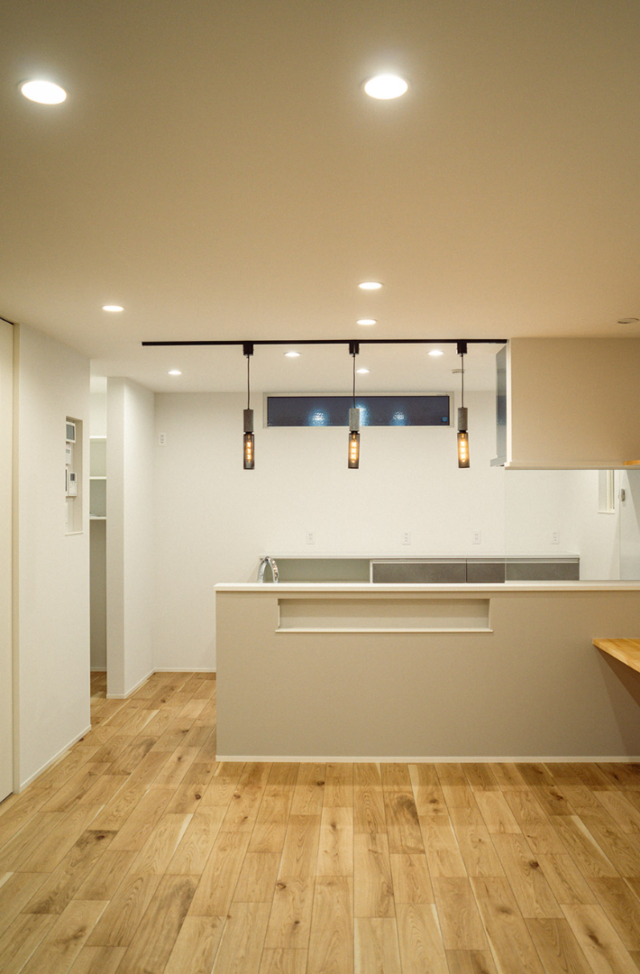 2つの大容量WICによる豊富な収納と重厚感ある佇まいが調和する2階建て - ファンライフ - LDK