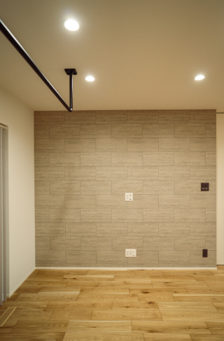 2つの大容量WICによる豊富な収納と重厚感ある佇まいが調和する2階建て - ファンライフ - リビング