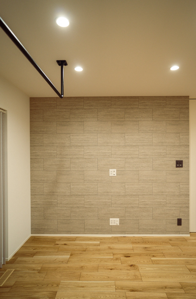 2つの大容量WICによる豊富な収納と重厚感ある佇まいが調和する2階建て - ファンライフ - リビング