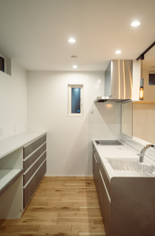 2つの大容量WICによる豊富な収納と重厚感ある佇まいが調和する2階建て - ファンライフ - キッチン