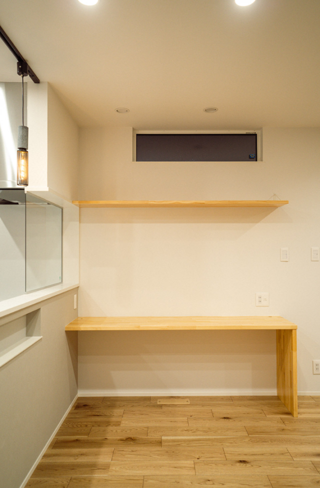 2つの大容量WICによる豊富な収納と重厚感ある佇まいが調和する2階建て - ファンライフ - ダイニング