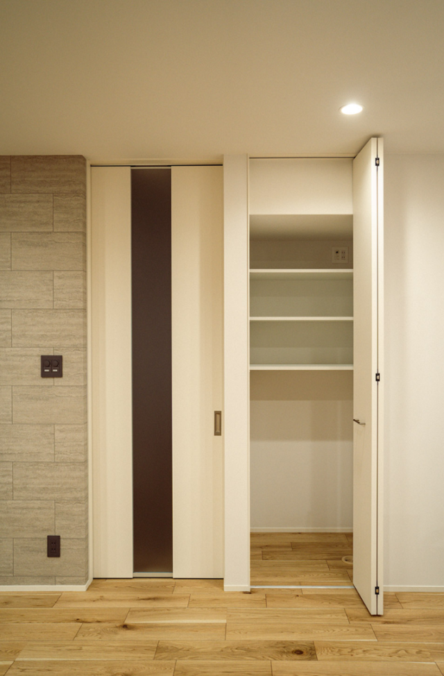 2つの大容量WICによる豊富な収納と重厚感ある佇まいが調和する2階建て - ファンライフ - リビング収納