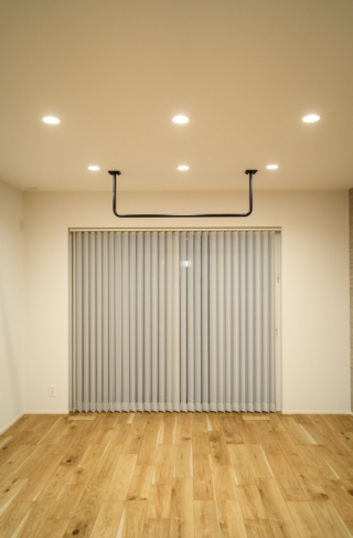 2つの大容量WICによる豊富な収納と重厚感ある佇まいが調和する2階建て - ファンライフ - リビング