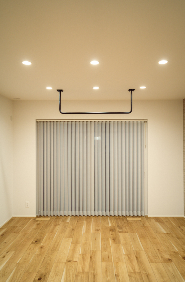 2つの大容量WICによる豊富な収納と重厚感ある佇まいが調和する2階建て - ファンライフ - リビング